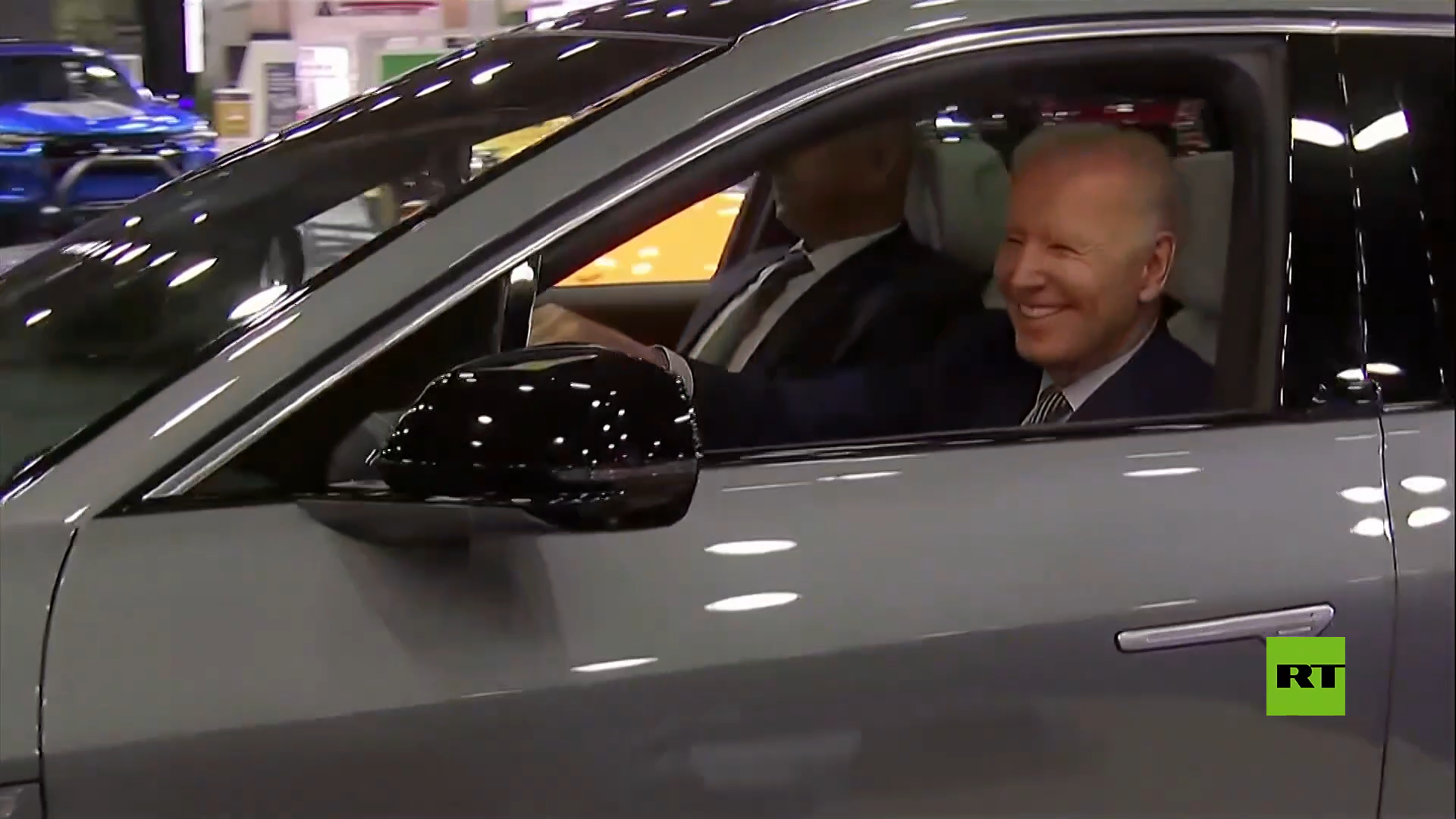 بايدن يقود سيارة الدفع الرباعي الكهربائية في معرض ديترويت للسيارات