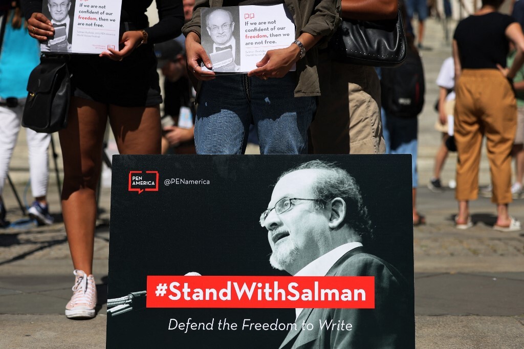واشنطن تدرس فرض عقوبات على كيانات إيرانية بعد استهداف سلمان رشدي