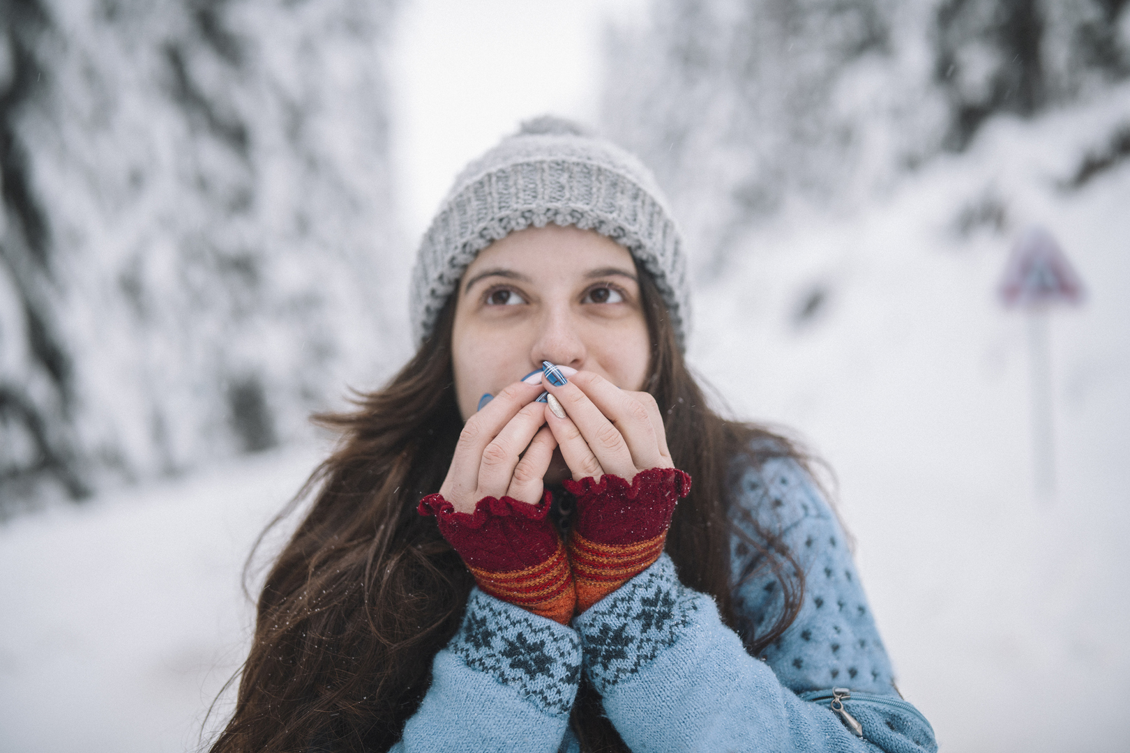 دراسة تكشف سببا غير متوقع لشعور النساء بالبرد أكثر من الرجال