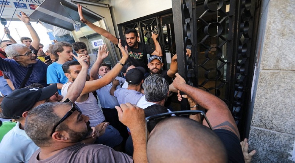 مصدر يكشف مصير ودائع المصريين في بنوك لبنان