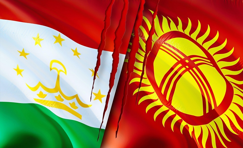 الاشتباكات العنيفة تتواصل على الحدود بين طاجيكستان وقرغيزستان وتبادل الاتهامات بشن هجمات جديدة