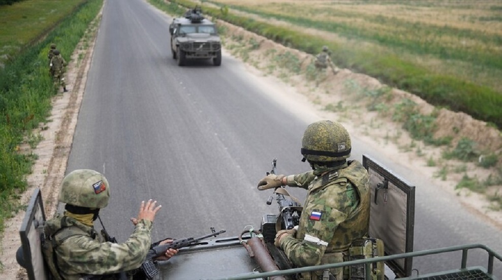 شاهد.. معركة بين ناقلتي جنود روسية وأمريكية في أوكرانيا (فيديو)