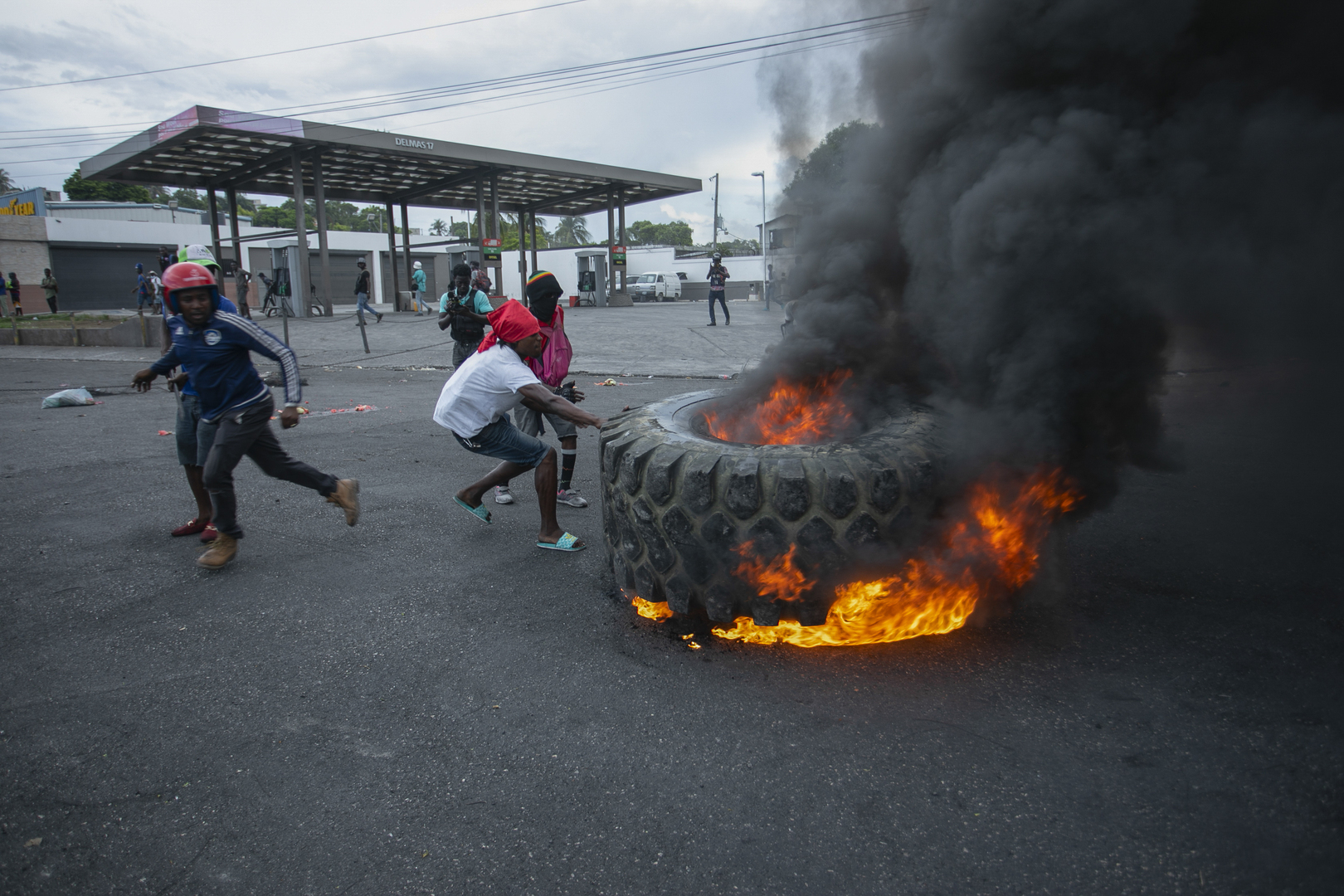 هايتي.. أعمال عنف ونهب طالت مستودعا للأمم المتحدة على خلفية رفع سعر الوقود