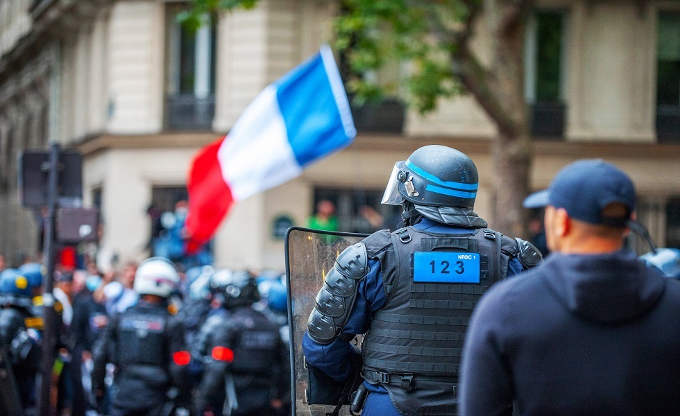 بالفيديو.. احتجاجات في باريس تطالب باستقالة ماكرون وخروج فرنسا من حلف 