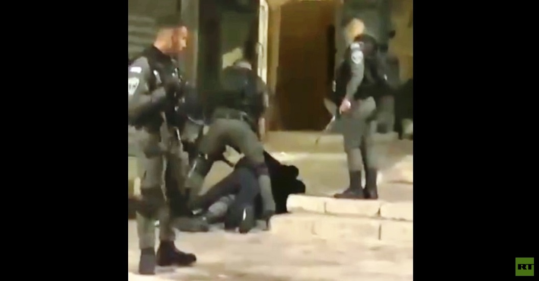 شاب فلسطيني يطرح جنديا إسرائيليا أرضا ورفاقه يفشلون في تخليصه (فيديو)