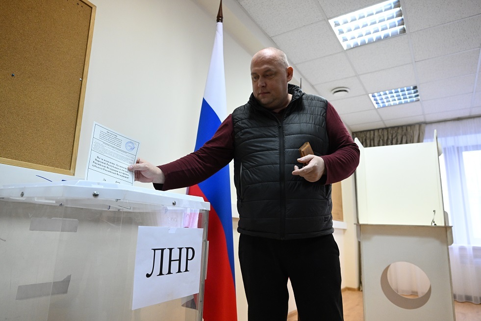 لوغانسك تعلن عن محاولات القوات الأوكرانية تعطيل التصويت خلال الاستفتاء