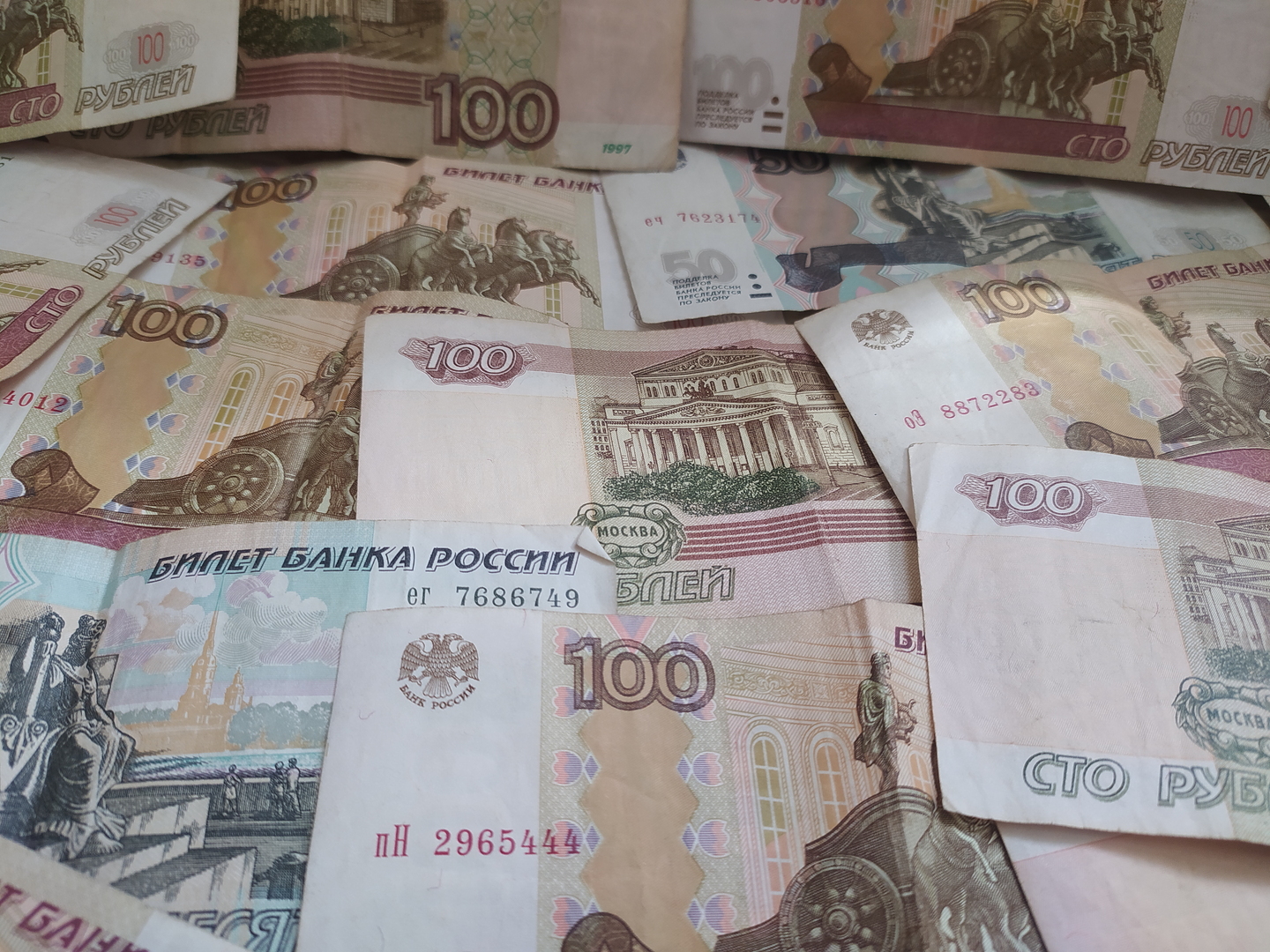 ارتفاع العملة الروسية.. الدولار عند أدنى مستوى في نحو شهرين