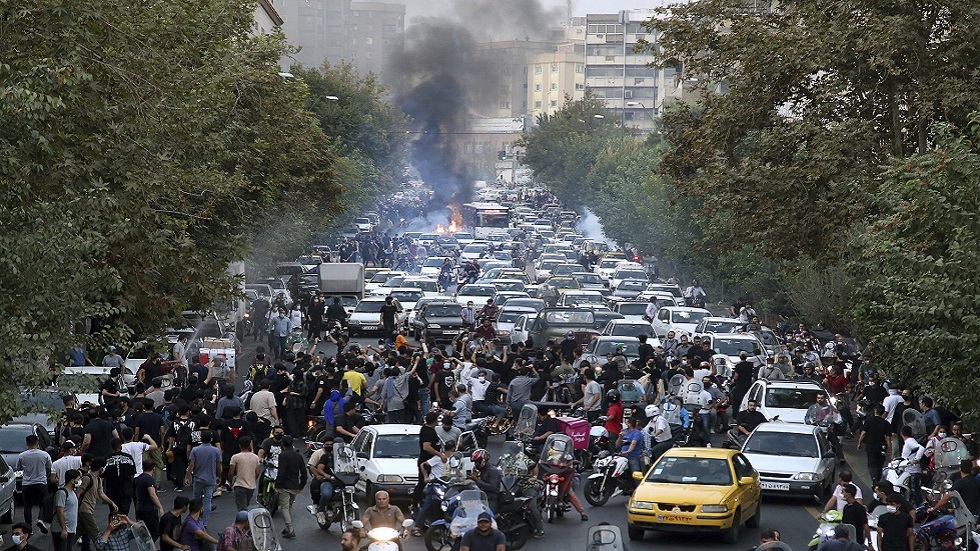مظاهرات ليلية غاضبة تهز طهران