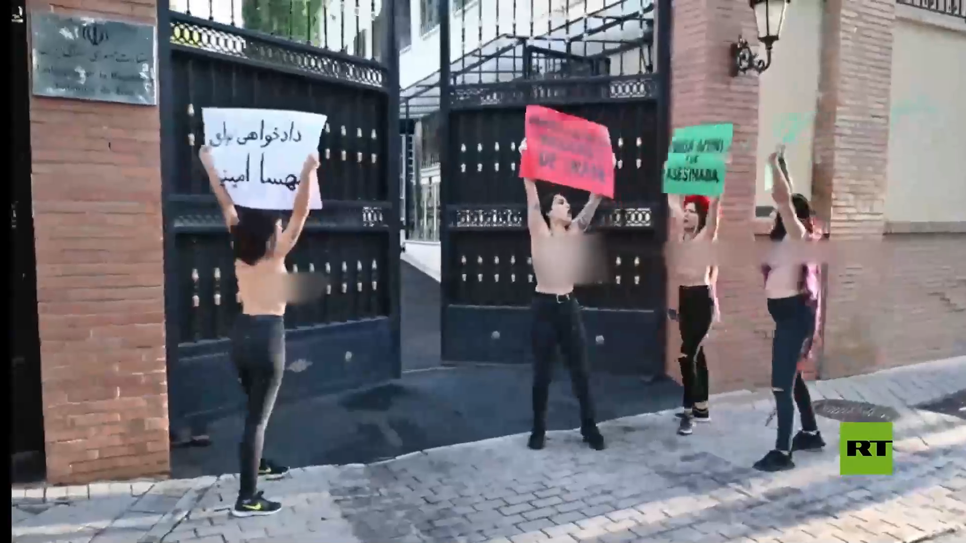 بصدور عارية.. ناشطات يحتججن أمام السفارة الإيرانية في مدريد