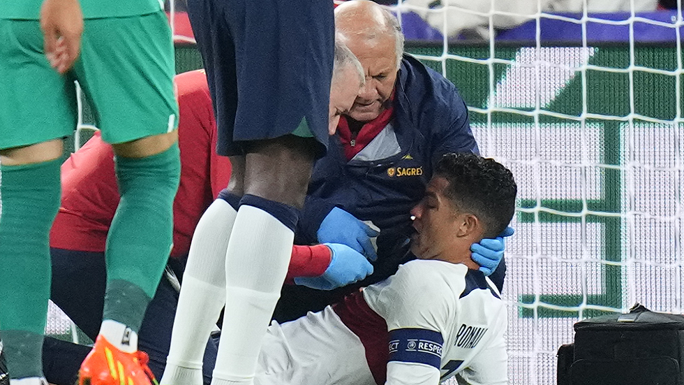 رونالدو يتعرض لإصابة شديدة خلال مباراة البرتغال والتشيك (فيديو)