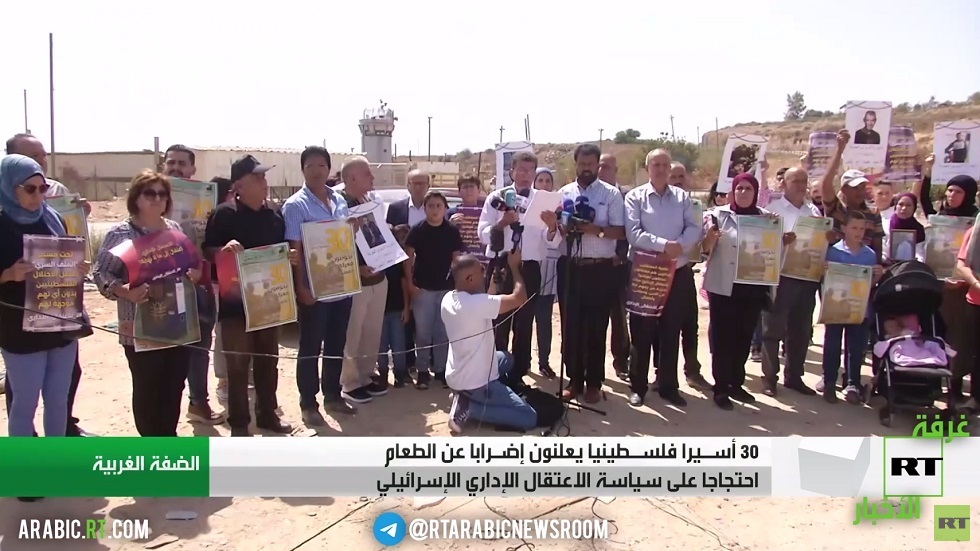 30 أسيرا فلسطينيا يعلنون إضرابهم عن الطعام