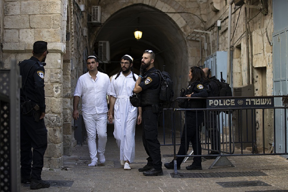 الشرطة الإسرائيلية تعتقل فلسطينيين اثنين من ساحات المسجد الأقصى
