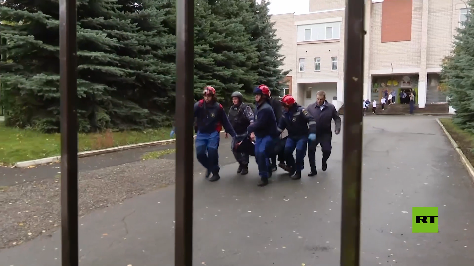 اللقطات الأولى لهجوم نفذه نازي على مدرسة روسية قتل فيه 17 شخصا بينهم 11 أطفال