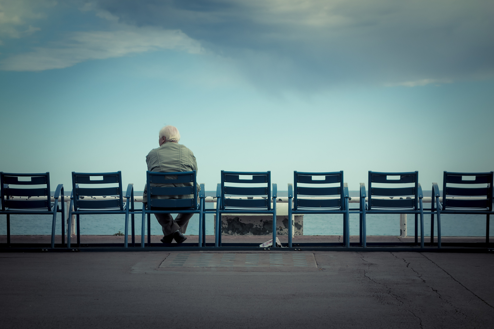 دراسة: الشعور بالوحدة والتعاسة يسرعان الشيخوخة أكثر من التدخين