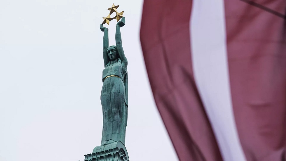لاتفيا تعلن الطوارئ على حدودها مع روسيا