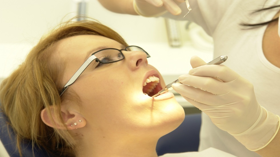 لماذا تعاني النساء الحوامل من أمراض الأسنان؟