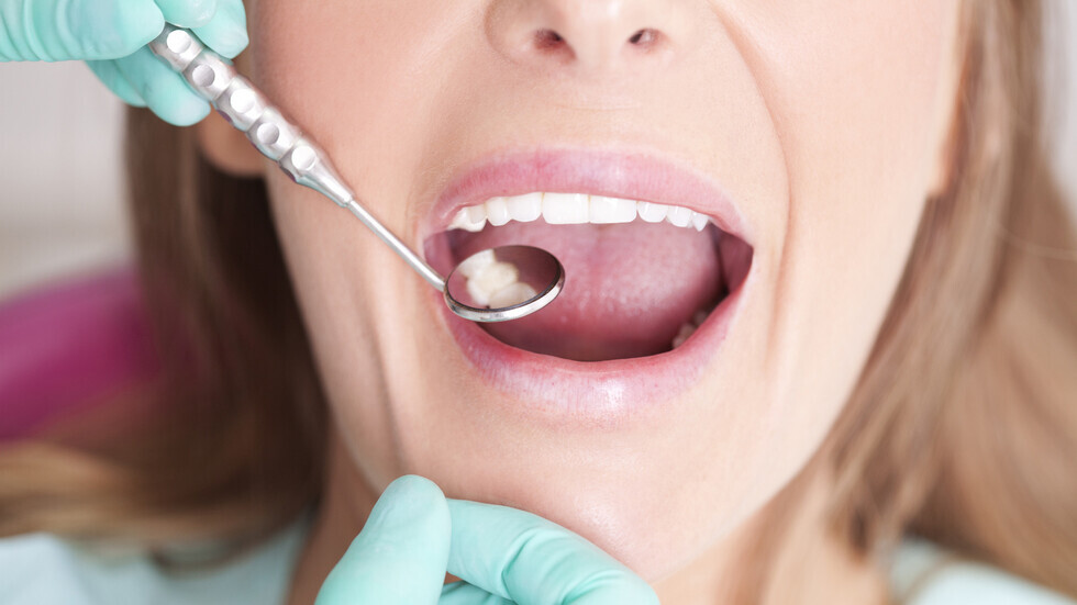 علامات في فمك قد تشير إلى وجود 4 حالات صحية 