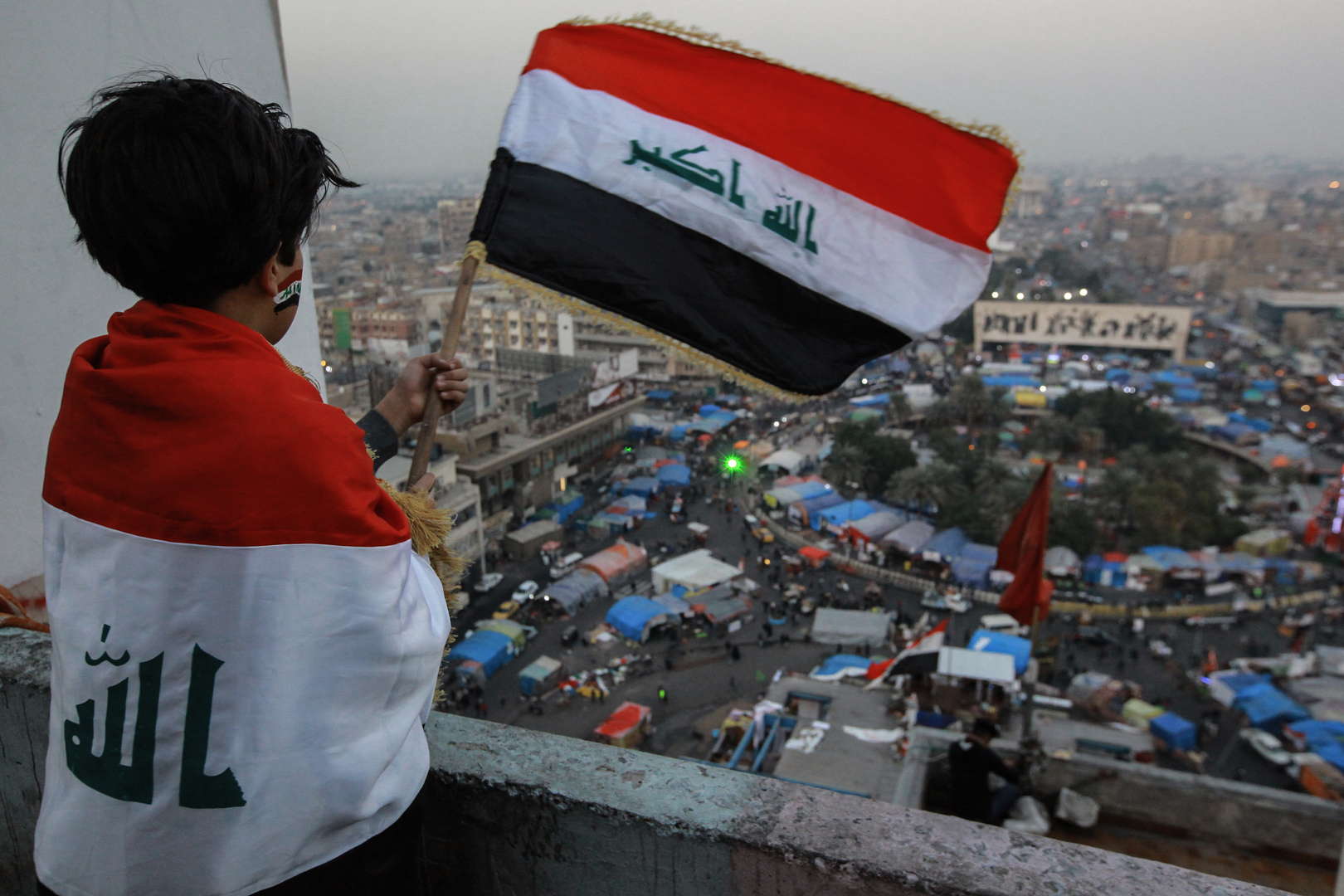 صدامات بين المتظاهرين والقوات الأمنية في ساحة التحرير وسط بغداد
