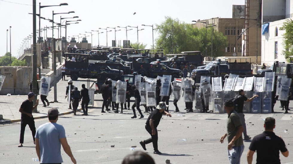 القوات الأمنية العراقية تفرّق المتظاهرين على جسر الجمهورية بالغاز المسيل للدموع