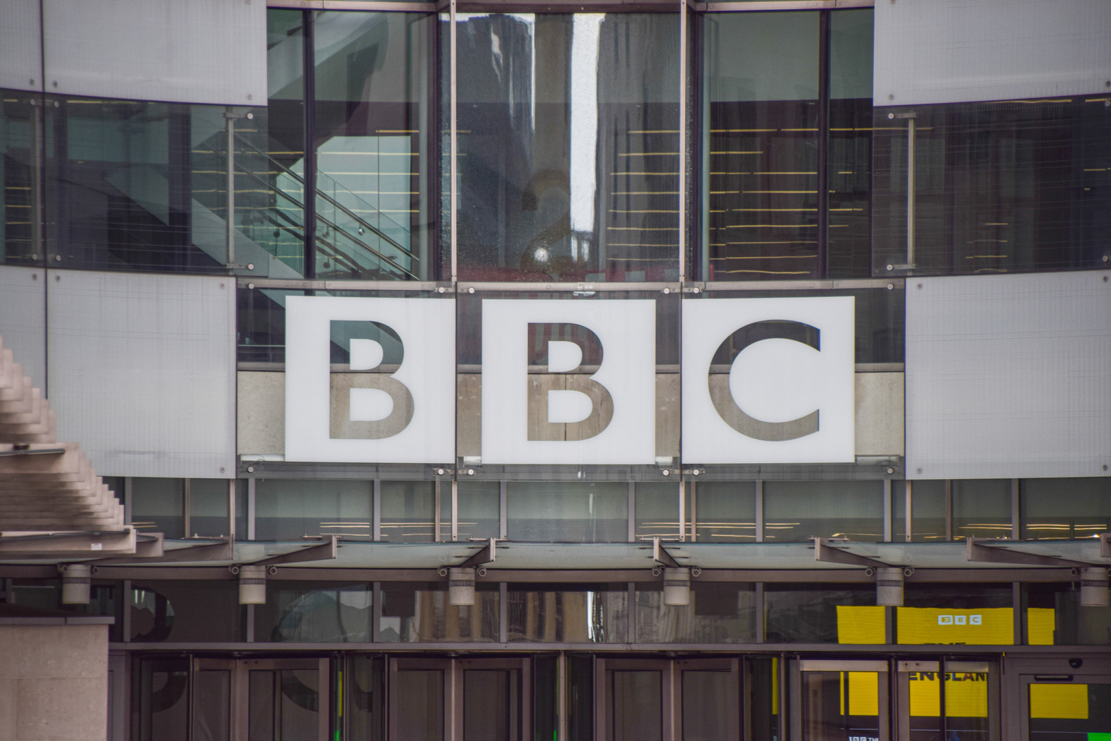 هيئة الإذاعة البريطانية تقترح إغلاق 382 خدمة لتوفير نحو 31 مليون دولار