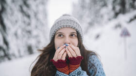 دراسة تكشف سببا غير متوقع لشعور النساء بالبرد أكثر من الرجال