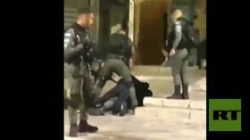 شاب فلسطيني يطرح جنديا إسرائيليا أرضا ورفاقه يفشلون في تخليصه (فيديو)
