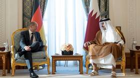 أمير قطر يعقد مباحثات مع شولتس في الدوحة