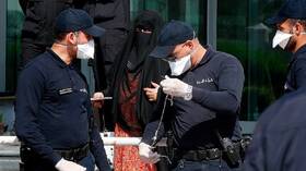 قطر.. القبض على شابين نشرا فيديو أساء للعملة الوطنية (فيديو)