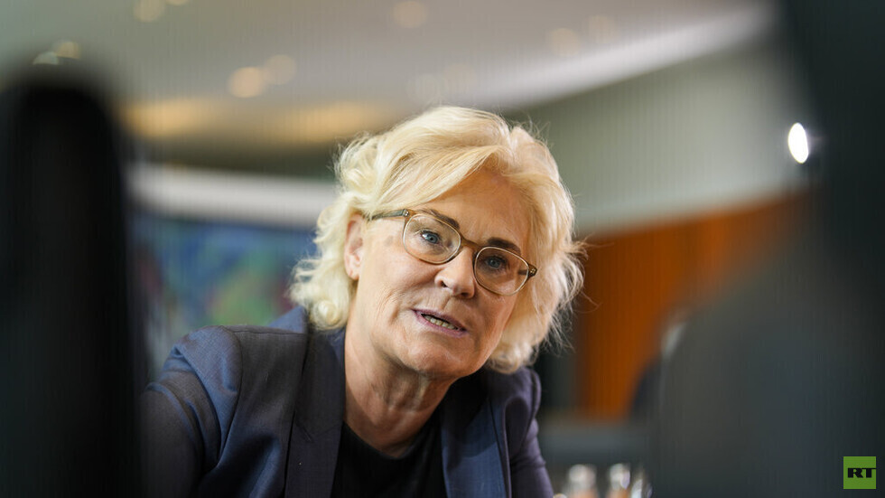 في زيارة غير معلنة لأوديسا .. وزيرة الدفاع الألمانية تتعهد بتقديم أنظمة دفاع جوي لكييف