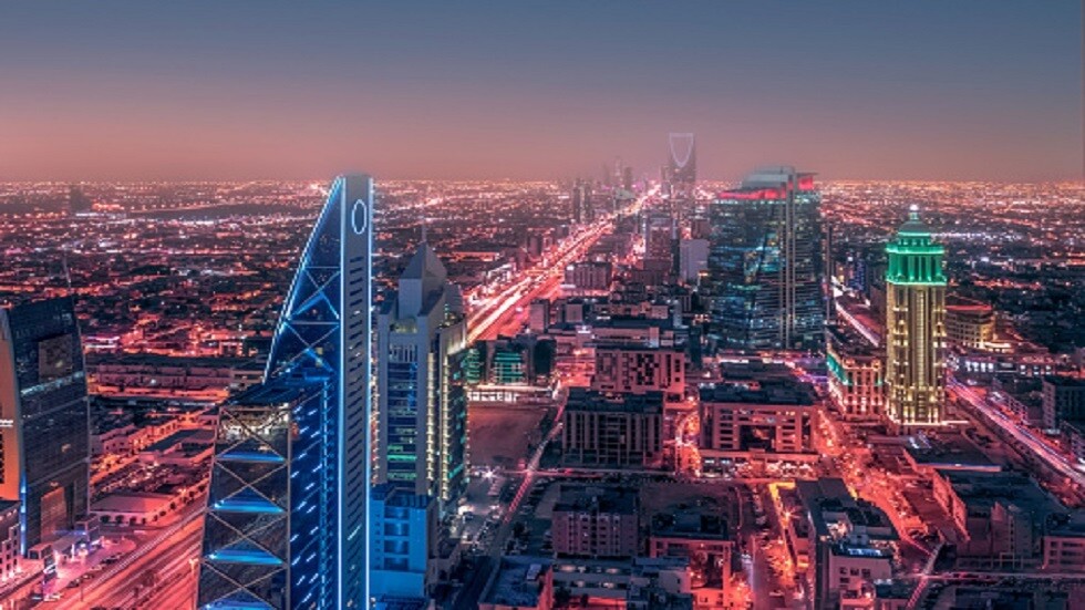 سعودي يستقبل فرقة عالمية بالـ"شتائم" والشرطة تتدخل (فيديو)