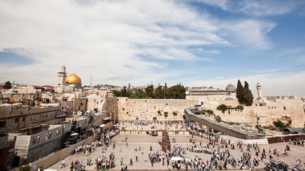 مستوطنة إسرائيلية ترقص بشكل استفزازي في باحات المسجد الأقصى (فيديو)