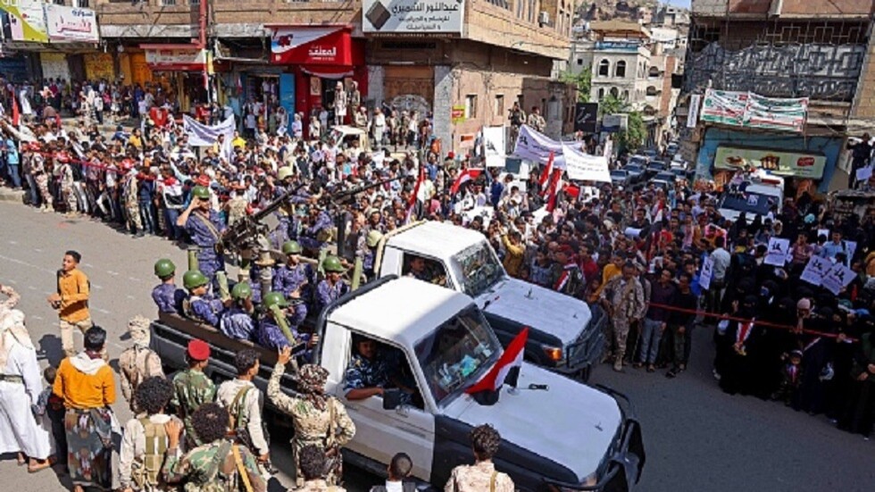 اليمن.. مسؤولون بالحكومة يشنون هجوما على الحوثيين