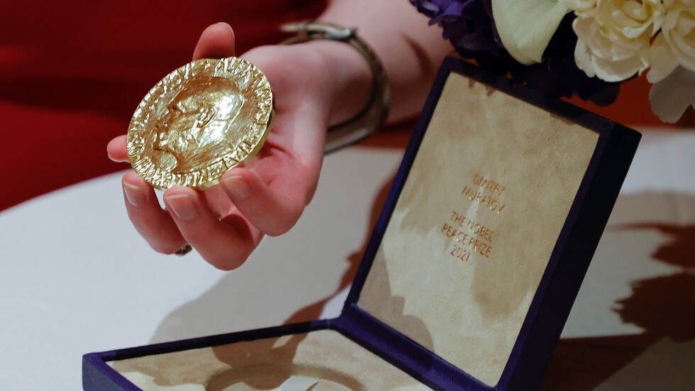 ثلاثة علماء يتشاركون جائزة نوبل في الفيزياء لقاء أعمالهم الرائدة في 