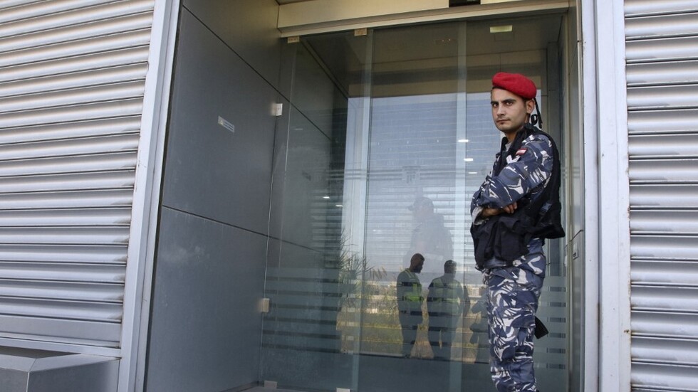 قنصل أجنبي يعتصم في أحد المصارف بلبنان