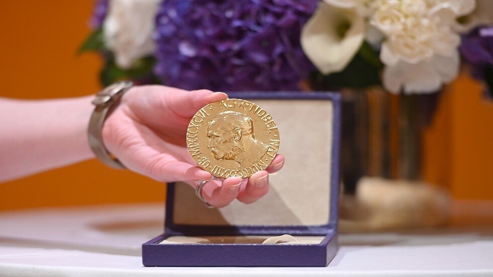 منح جائزة نوبل في الكيمياء لـ 3 علماء لتطويرهم طريقة في ربط الجزيئات