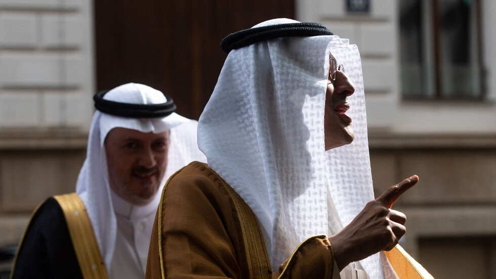 هل يستحق خفض إنتاج النفط تعريض العلاقة الأمريكية السعودية للخطر؟ وزير الطاقة السعودي يرد (فيديو)