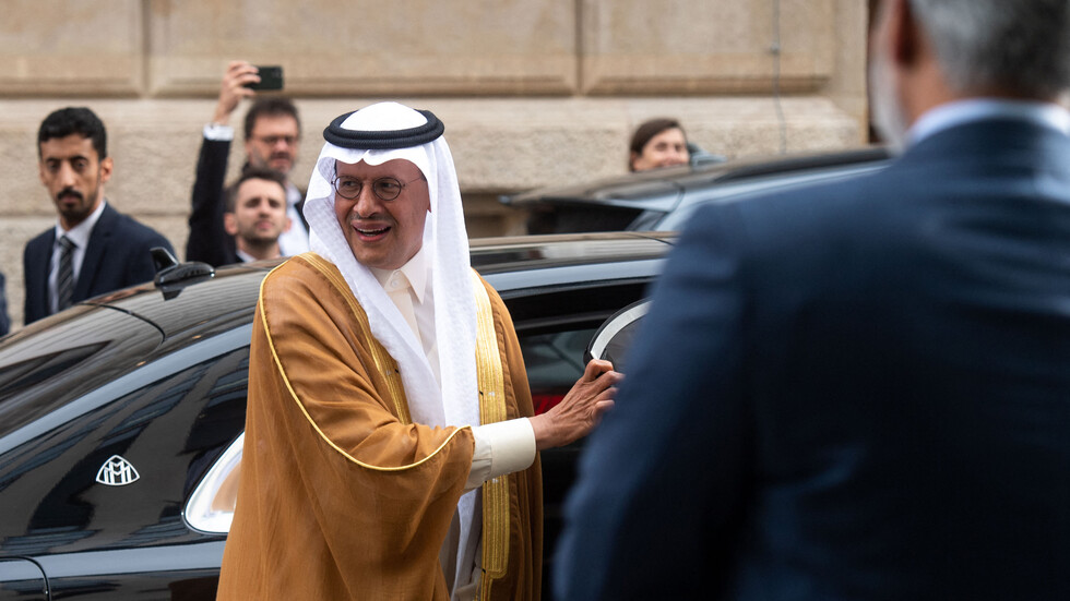 "هذا هلس".. السعودية توضح حقيقة التكهنات عن تداعيات قرار "أوبك +" بخفض إنتاج النفط (فيديو)