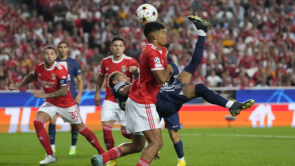 العارضة تحرم نيمار من تسجيل هدف عالمي في شباك بنفيكا (فيديو)