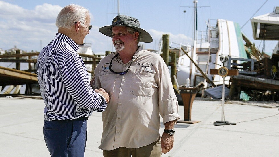 بايدن يلفظ "كلمة نابية" في حوار مع مسؤول في فلوريدا