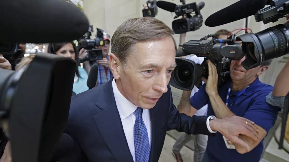 مدير سابق لـCIA يهدد بتدمير القوات الروسية في أوكرانيا إن استخدمت روسيا السلاح النووي