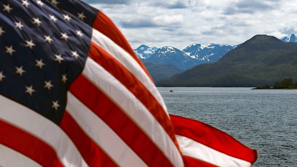 مصدر يكشف سبب هروب مواطنين روسيين إلى ألاسكا الأمريكية عن طريق البحر