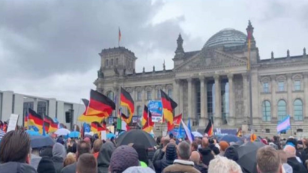 مظاهرة حاشدة في برلين ضد ارتفاع الأسعار ومطالبات برفع العقوبات عن روسيا
