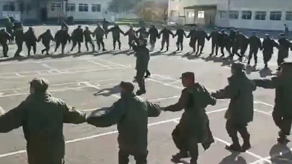 رقصة شعبية بأداء مجندين في إطار التعبئة الجزئية في ياكوتيا