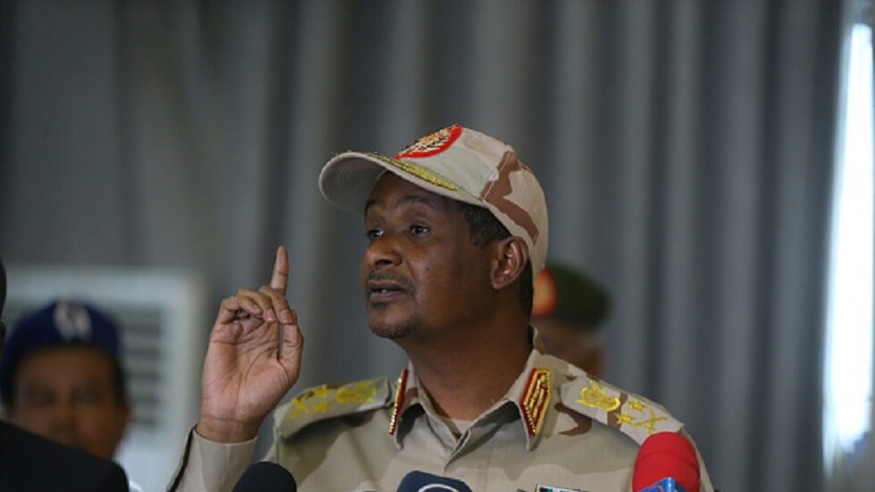 السودان.. حميدتي ينفي وجود خلافات بينه وبين البرهان