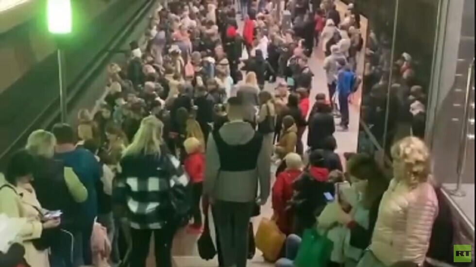 على وقع دوي الانفجارات.. سكان العاصمة الأوكرانية يلوذون بمترو الأنفاق