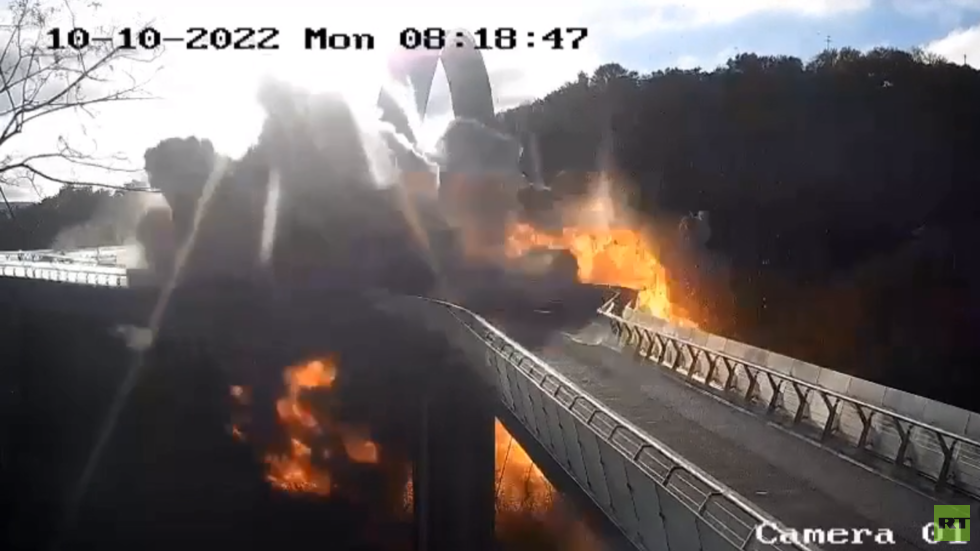 لقطات لقصف صاروخي لجسر وسط العاصمة كييف