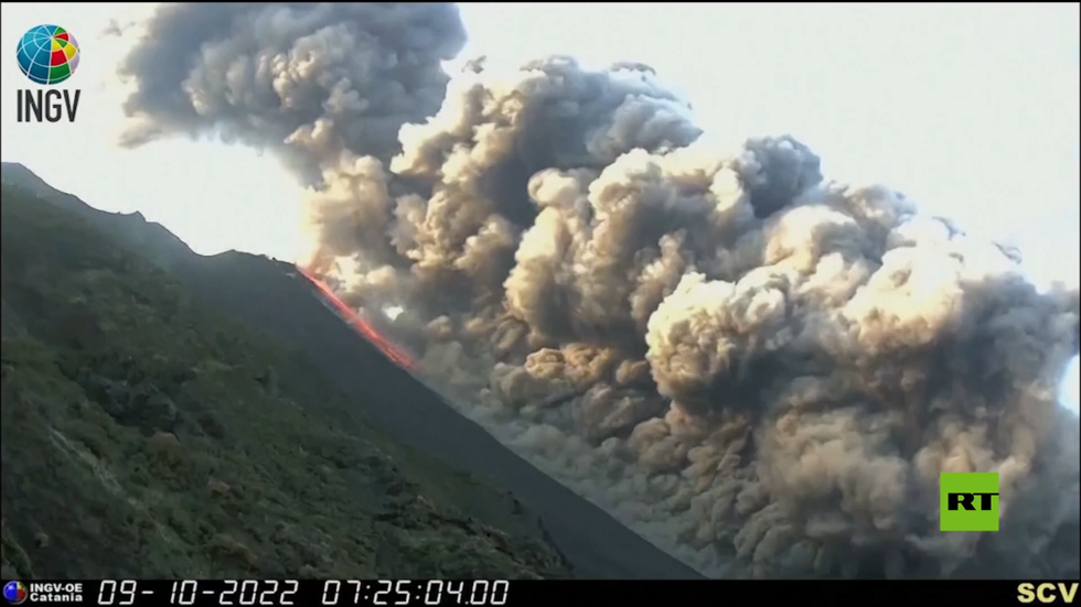 بركان سترومبولي في إيطاليا يبدأ ثورانه
