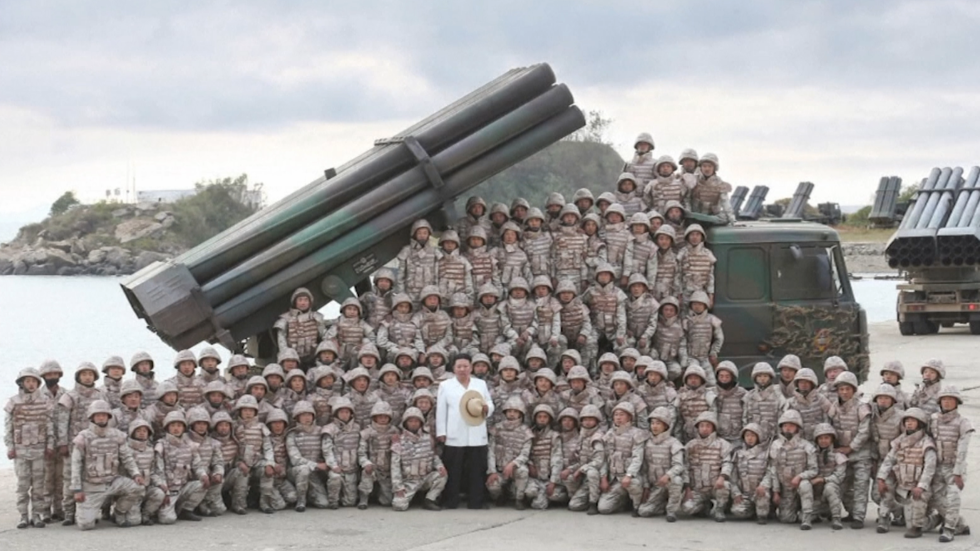 الصور توثق زعيم كوريا الشمالية يقود مناورات بالأسلحة النووية التكتيكية