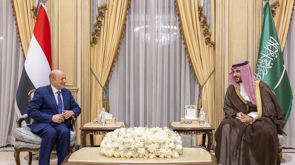 وزير الدفاع السعودي يبحث مع العليمي جهود تمديد هدنة اليمن