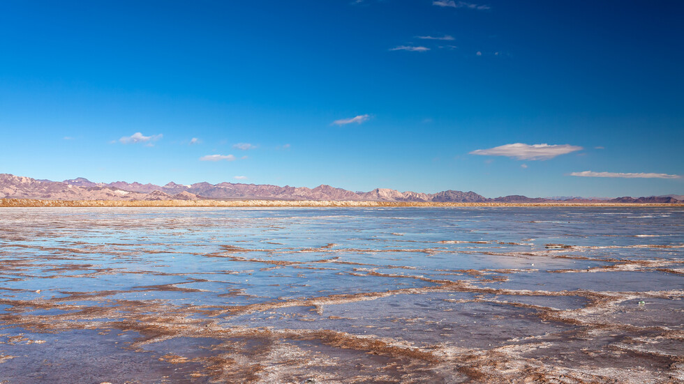 لماذا يتحول بحر سالتون إلى غبار سام؟